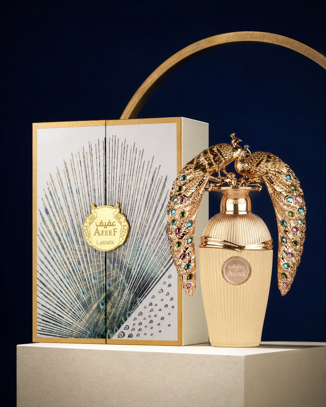 Perfume Afeef com frasco de pavões e caixa em fotografia editorial