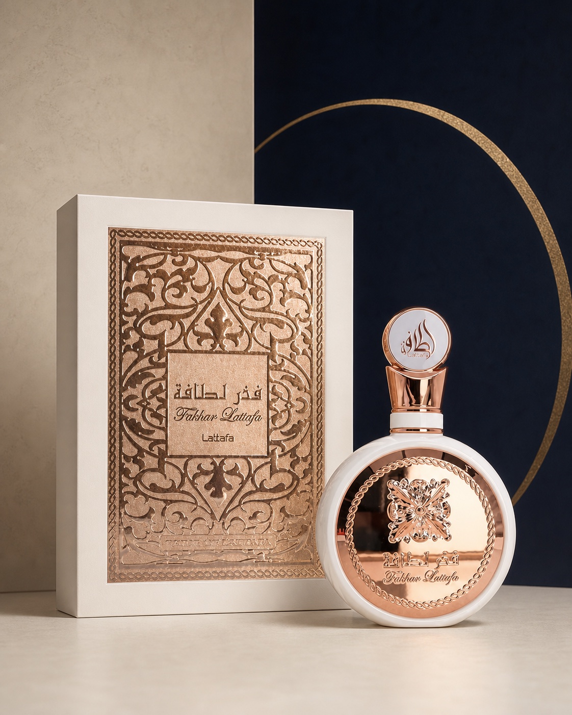 Perfume Fakhar Rose com frasco e caixa em fotografia editorial